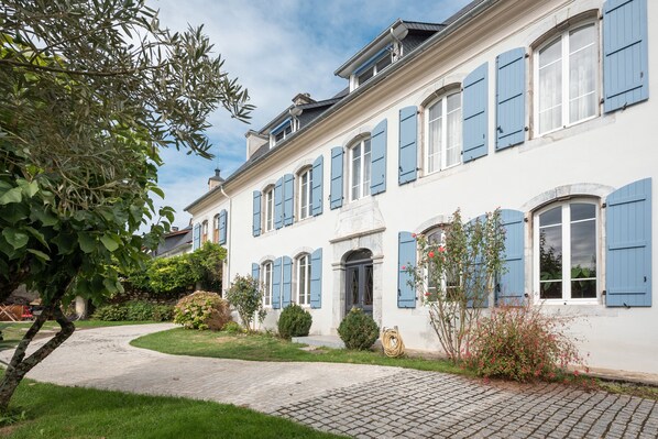 Exterior - Guest Room 'Chambre Mathilde and Suite' with Mountain View (Montgaillard)