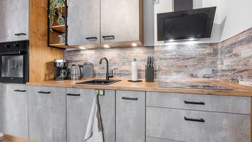 Kühlschrank, Mikrowelle, Ofen, Herdplatte