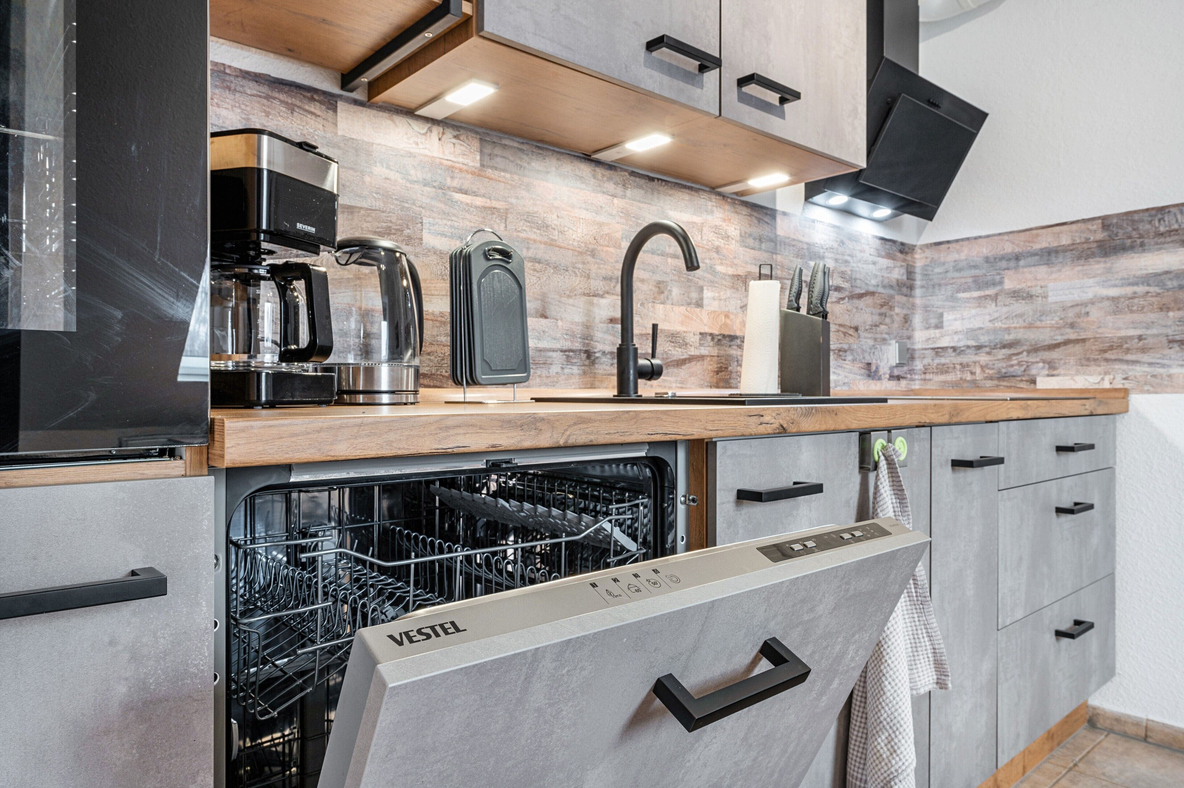 Kühlschrank, Mikrowelle, Ofen, Herdplatte