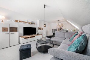 TV - Apartment 'Weserstrand' with Private Garden and Wi-Fi (Sandstedt)