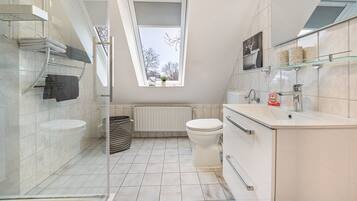 Dusche, Haartrockner, Handtücher