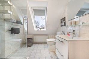 Shower, hair dryer, towels - Apartment 'Weserstrand' with Private Garden and Wi-Fi (Sandstedt)
