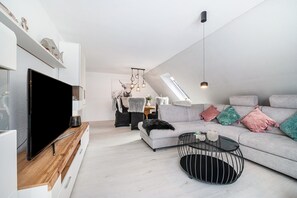 TV - Apartment 'Weserstrand' with Private Garden and Wi-Fi (Sandstedt)