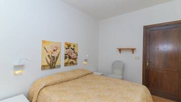 2 habitaciones, tabla de planchar con plancha, wifi y ropa de cama