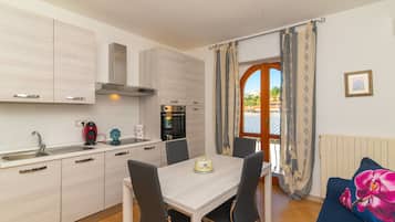 KĂŒhlschrank, Mikrowelle, Ofen, Herdplatte