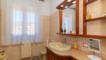 Ducha, secador de pelo, toallas