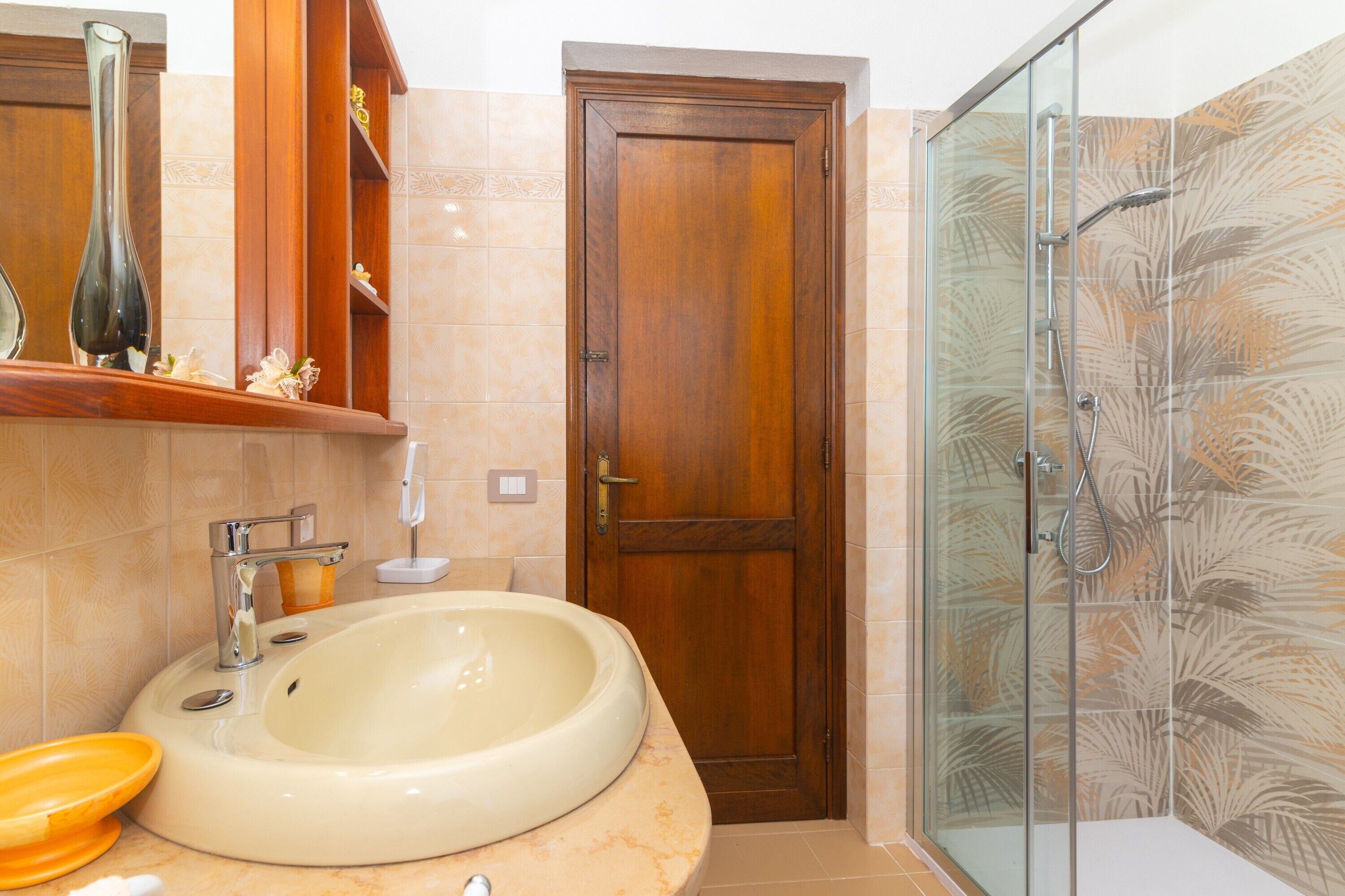 Douche, sèche-cheveux, serviettes fournies