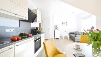 Jääkaappi, uuni, liesi, astianpesukone