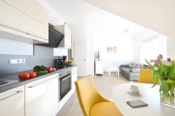 Fridge, oven, stovetop, dishwasher