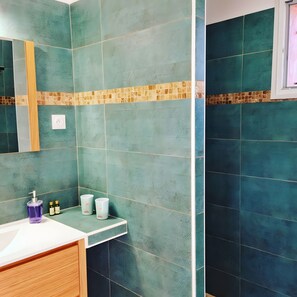 Dusche, Haartrockner, Handtücher
