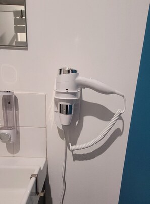 Douche, articles de toilette gratuits, sèche-cheveux