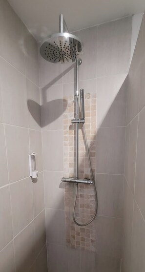 Douche, articles de toilette gratuits, sèche-cheveux