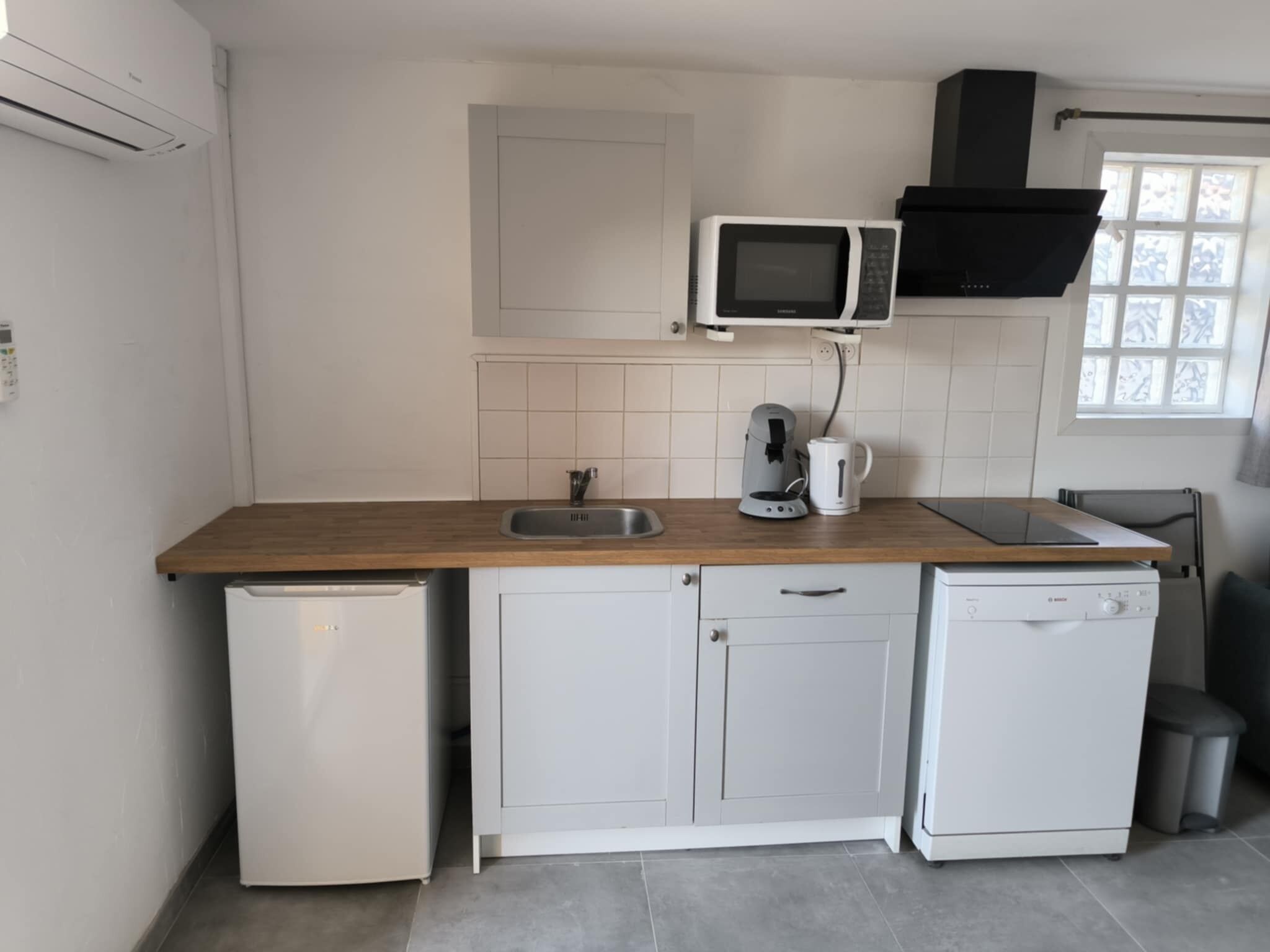 Een koelkast, een microgolfoven, een kookplaat, een vaatwasser