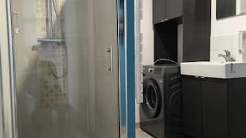 Dusche, Haartrockner, Handtücher