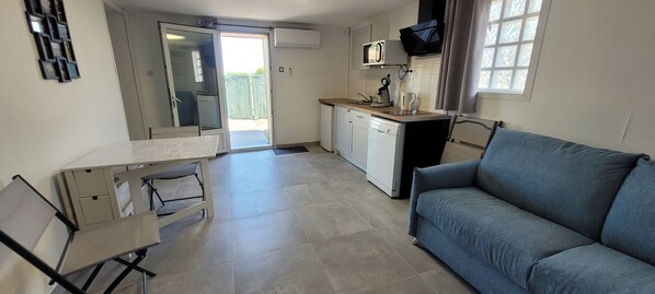 TV - Gîte 'Les Gites Des Hauts Pays' with Private Terrace, Wi-Fi and Air Conditioning (tangry)