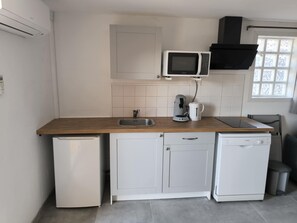 Réfrigérateur, micro-ondes, plaque de cuisson, lave-vaisselle