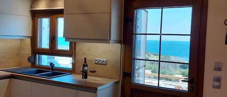 ثلاجة، فرن، غسالة أطباق، ماكينة لصنع القهوة/الشاي