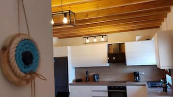 Jääkaappi, uuni, astianpesukone, kahvin-/teenkeitin