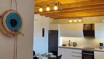 Fridge, oven, dishwasher, coffee/tea maker