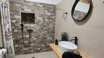 Regadera, secadora de cabello, toallas