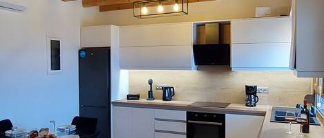 Kylskåp, ugn, diskmaskin och kaffe- och tebryggare