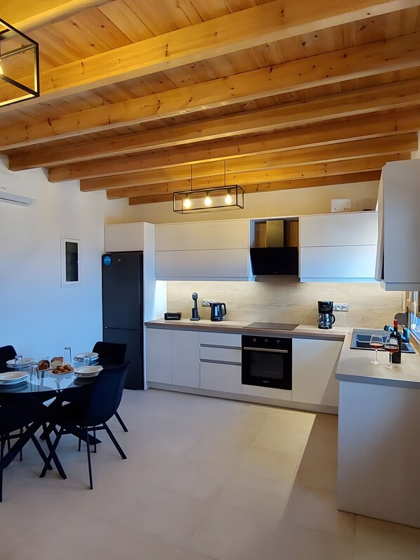 Fridge, oven, dishwasher, coffee/tea maker