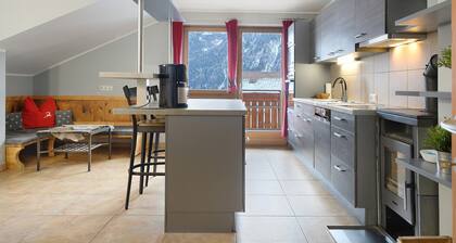 Holiday Home 'Xxl-appartement Moarhof' with Mountain View, Private Terrace and Wi-Fi