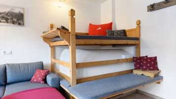 3 bedrooms, desk, WiFi, bed sheets