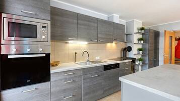 Réfrigérateur, micro-ondes, four, plaque de cuisson