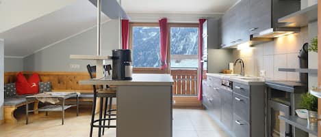 Frigorífico, microondas, horno y placa de cocina