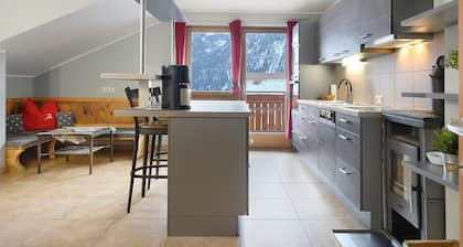 Holiday Home 'Xxl-appartement Moarhof' with Mountain View, Private Terrace and Wi-Fi