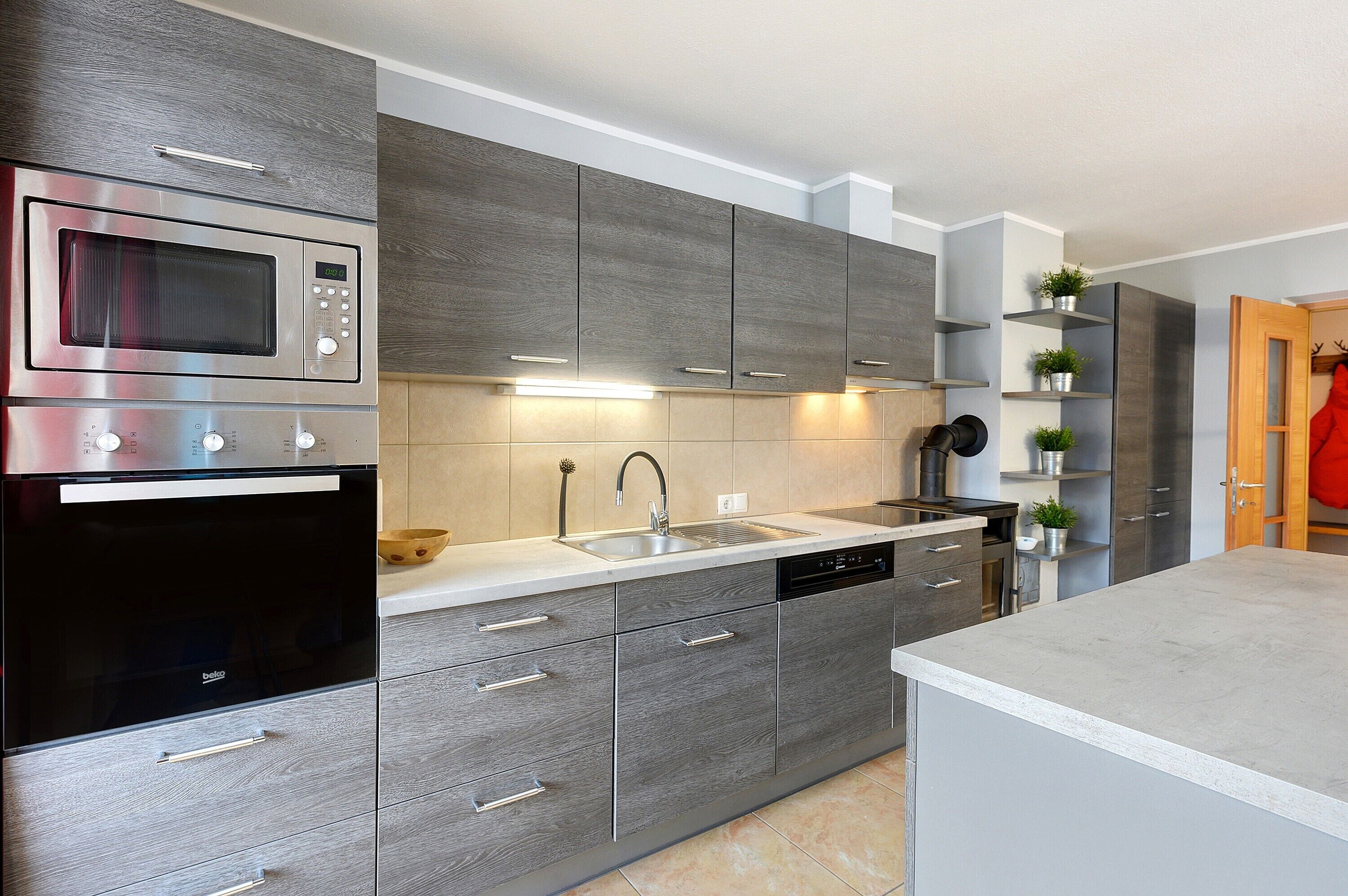 Frigorifero, microonde, forno, piano cottura