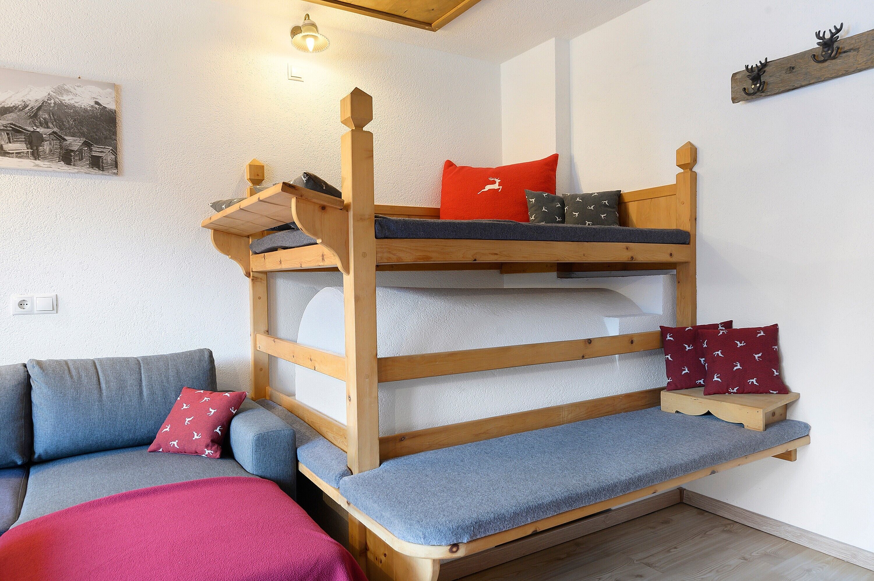 3 bedrooms, desk, WiFi, bed sheets