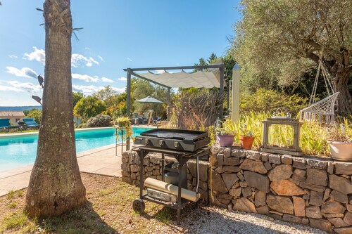 Apartment 'Les Tarentes' with Mountain View, Shared Pool and Wi-Fi