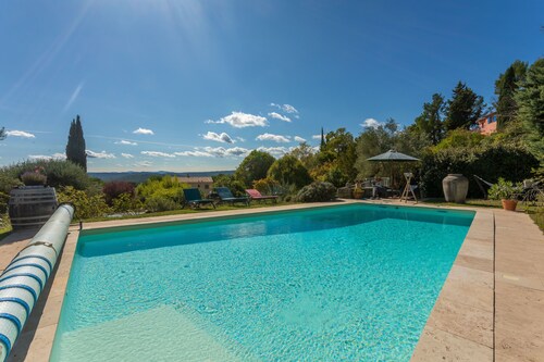 Apartment 'Les Tarentes' with Mountain View, Shared Pool and Wi-Fi