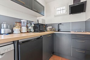 Een koelkast, een microgolfoven, een oven, een kookplaat