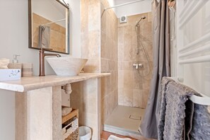 Een douche, handdoeken