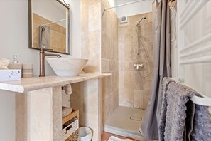 Douche, serviettes fournies