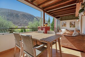 Outdoor dining - Vacation Villa 'Private Pool Los Cristianos' with Mountain View, Wi-Fi & Air Conditioning (Los Cristianos)