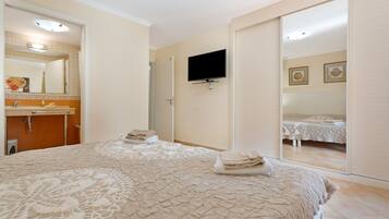 3 Schlafzimmer, BĂŒgeleisen/BĂŒgelbrett, WLAN, BettwĂ€sche