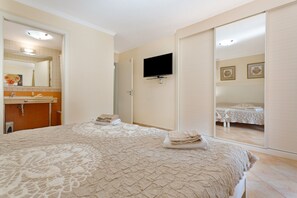 3 habitaciones, tabla de planchar con plancha, wifi y ropa de cama 
