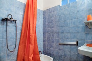 Douche, serviettes fournies