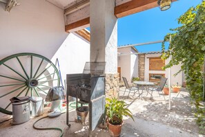 Outdoor dining - Room 'Habitació Doble De Uso Individual' with Mountain View, Wi-Fi and Air Conditioning (Conques)