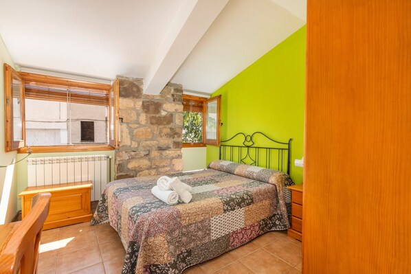 Room - Room 'Habitació Doble De Uso Individual' with Mountain View, Wi-Fi and Air Conditioning (Conques)