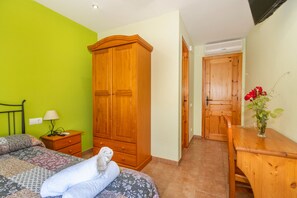 Room - Room 'Habitació Doble De Uso Individual' with Mountain View, Wi-Fi and Air Conditioning (Conques)