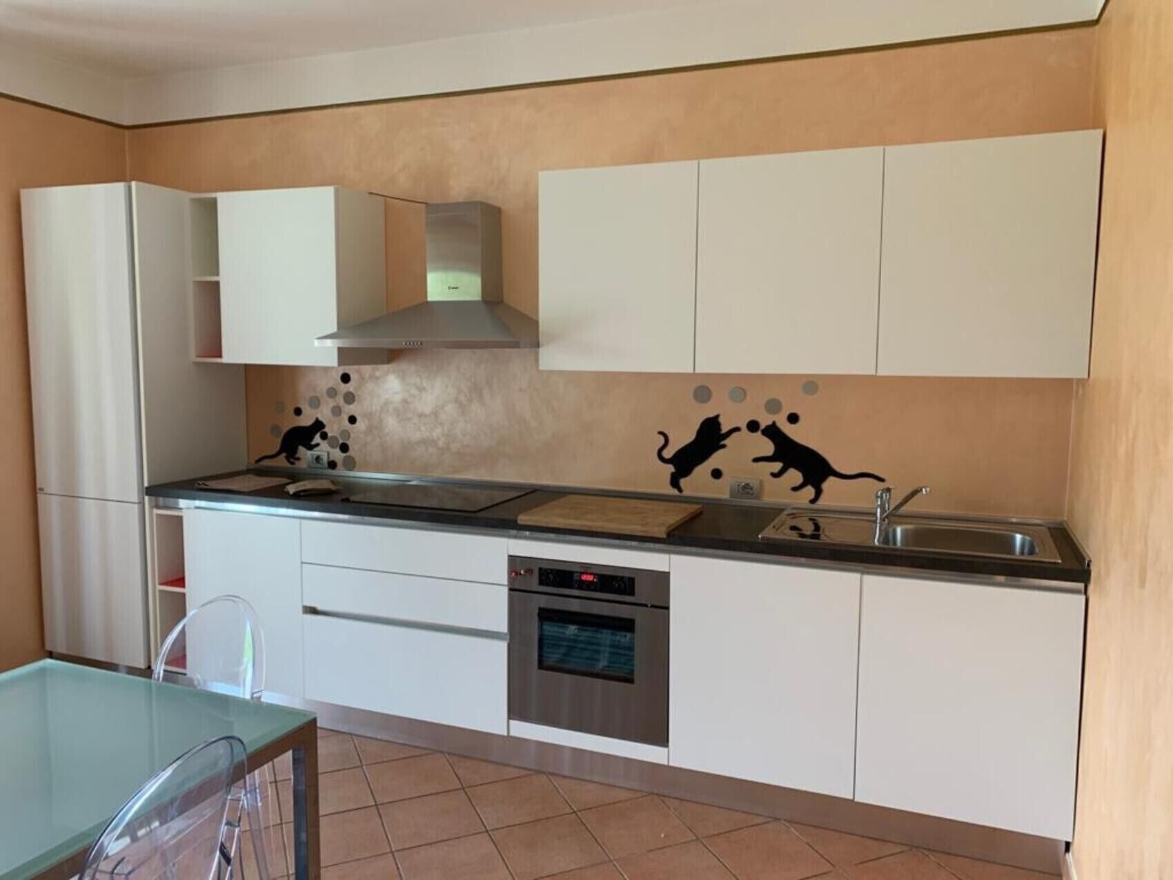 Frigorifero, forno, piano cottura, lavastoviglie
