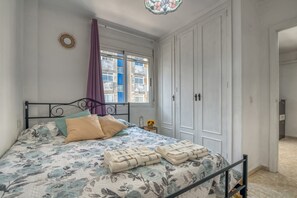 Tabla de planchar con plancha, wifi y ropa de cama 
