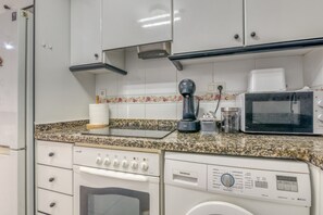 Réfrigérateur, micro-ondes, cafetière/bouilloire
