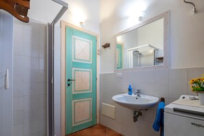 Douche, sèche-cheveux, serviettes fournies