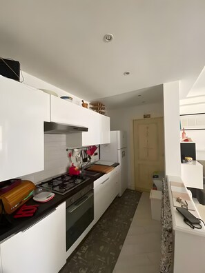 Kühlschrank, Ofen, Herdplatte, Wasserkocher mit Kaffee-/Teezubehör